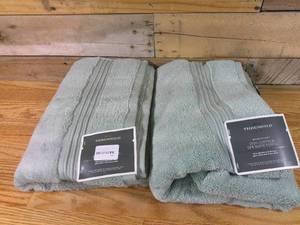 lot 18 image: Set of 2 Spa Plush Bath Towel Threshold-Teal