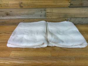 lot 80C image: Lot of 2 Room Essentials Bath Towels 30 x 52