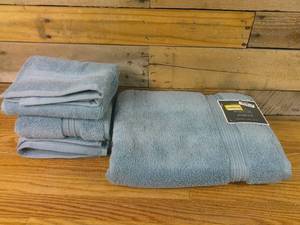 lot 80F image: Set of 3 Spa Plush Hand Towels and 1 Bath Towel Threshold Light Blue