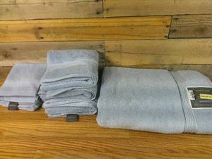 lot 80I image: Lot of 1 Bath Towel, 3 Hand Towels, 4 Washcloths Spa Plush Threshold