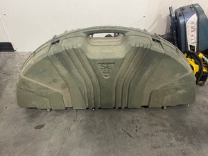 lot 39 image: Bow Case