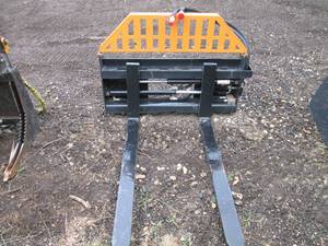Hydraulic fork attachment for a ski...