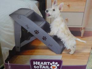 lot 178 image: Heart to Tail Collapsible Pet Stair...