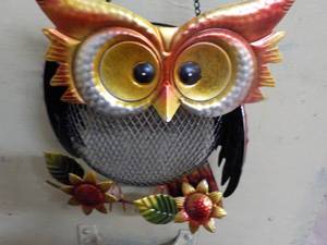 lot 8 image: Hanging Metal Owl Dcor