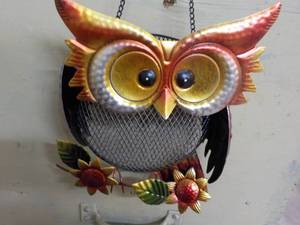 lot 9 image: Hanging Metal Owl Dcor