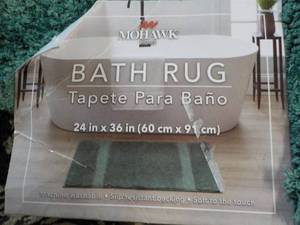 lot 24 image: Mohawk Bath Mat 24 x 36