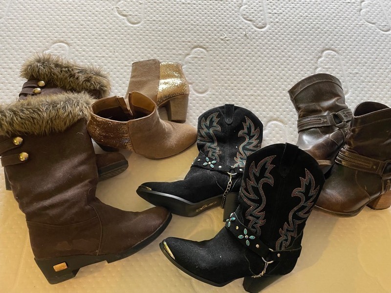 lot 164 image: Wearing your Boots--5 Pairs
