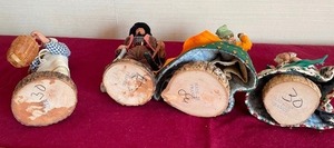 lot 21 image: Collectible French Santon De Provence Figurines