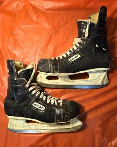 lot 217 image: Bauer Supreme Custom 100 Hockey Skates - Mens Size 9 12 -10