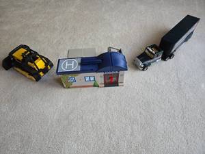 lot 209 image: Toy Dozer, 18 Wheeler American Truck and Police Station