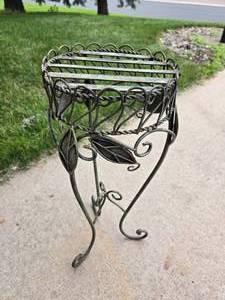 lot 225 image: Plant Stand