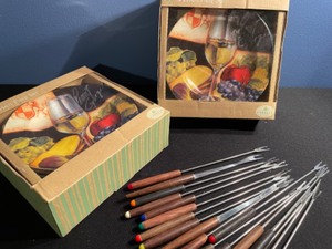 lot 74 image: 8 Dessert Plates & Fondue Forks