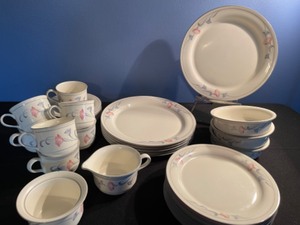 lot 60 image: Lenox ChinaStone Glories in Grey