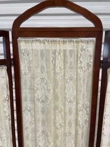 lot 10 image: Folding Room Screen