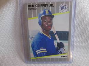 lot 3 image: 1989 Fleer Ken Griffey JR Rookie Ca...