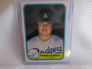 lot 17 image: 1981 Fleer Fernando Valenzuela Rook...
