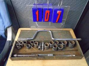 Vintage 12 racthet set. No name on it. As shown.