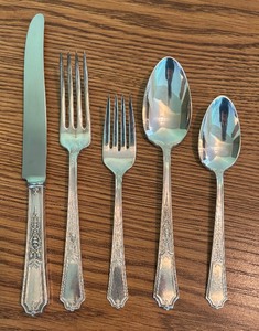 lot 20 image: Vintage Roger Bros Flatware Grouping