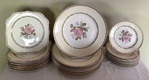 lot 50 image: Pretty Homer Laughlin Georgian China Grouping