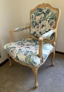 lot 53 image: Charming Accent Arm Chair with Two Coordinating Accent Pillows