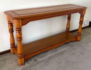 lot 8 image: Beautiful Console Table