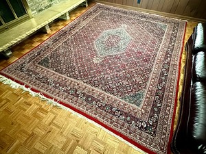 lot 1 image: Beautiful Area Rug