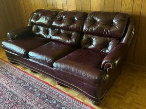 lot 2 image: Chesterfield Style Leather Sofa, McKinley Leather