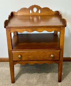 lot 22 image: Vintage Drexel Accent Table