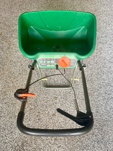 lot 101 image: Scotts Turf Builder EdgeGuard DLX Broadcast Spreader