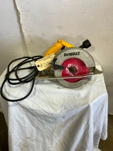 lot 20 image: DeWalt 7 14 Circular Saw DW364