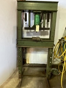 lot 148 image: Shop Press # CP-100 30 Ton Capacity