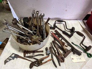 lot 179 image: Lots of old tools