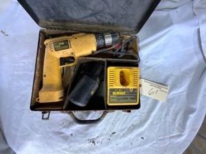 lot 61 image: DeWalt Screw Gun Kit 12V DW945