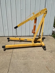 lot 95 image: 2 Central Hydraulics 2 ton shop crane