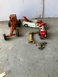 lot 284 image: VintageAntique Tonka metal road grader, Marx wind up, Wyandotte truck