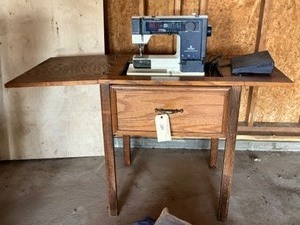 lot 287 image: Sewing machine & wooden case