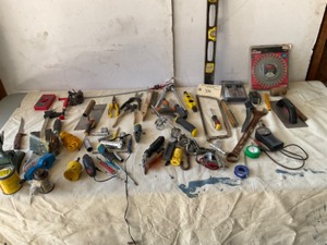 lot 326 image: Lot of tools - level, clamp, battery gauge, wire brush, screwdrivers, hole saw, trowel, wrench, clipper, sockets, ridged bag
