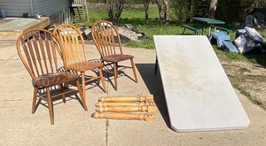 lot 352 image: 3 Chairs, 4 Table legs, Formica table top