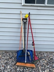 lot 364 image: Lawn n Gardern, Shovel, Rake, Broom, Fiberglass rods, Floor mop, handle