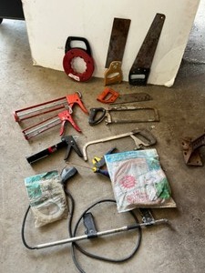 lot 207 image: Fish Tape, cauking Guns, Saws