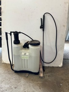 lot 209 image: Portable Sprayer, 4 gallons