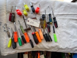 lot 218 image: 25 Scew drivers random sizes