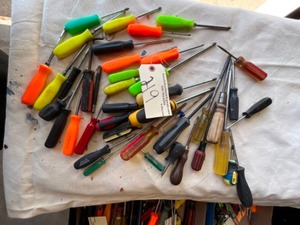 lot 219 image: 30  Screw drivers random sizes