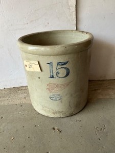 lot 231 image: #15 Redwing Crock