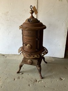 lot 232 image: Pot Belly Stove Antique Dixie Foundry Company Model 817