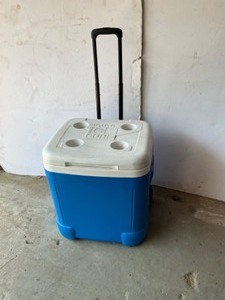 lot 243 image: Igloo ice cube cooler ( Blue)