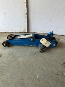 lot 245 image: Floor Jack (Blue)