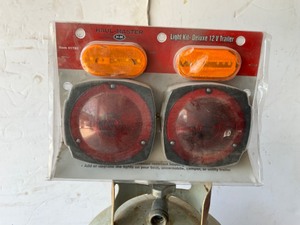 lot 255 image: Trailer light kit 12 volt