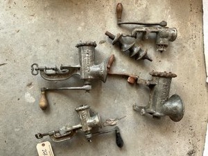 lot 263 image: Lot of Meat grinders
