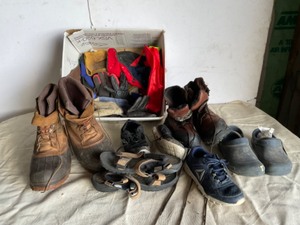 lot 390 image: Size 14 Winter Boots